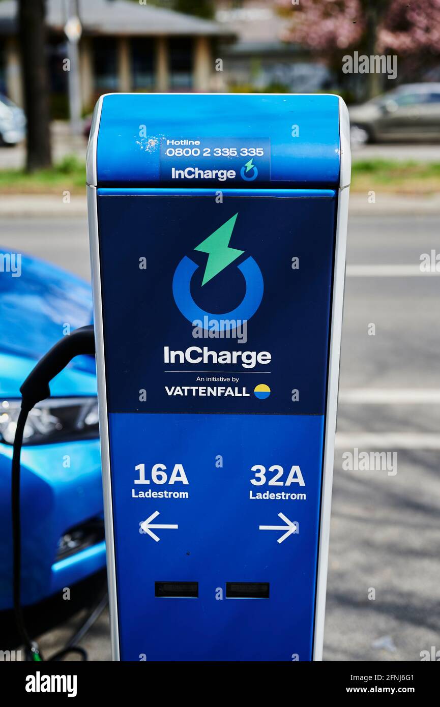 Berlin, Deutschland - 8. Mai 2021: Blick auf eine öffentliche Ladestation für umweltfreundliche Autos mit Elektroantrieb. Stockfoto