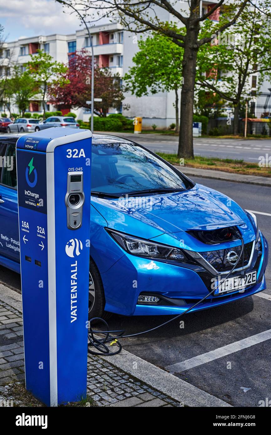 Berlin, Deutschland - 8. Mai 2021: Blick auf eine öffentliche Ladestation für umweltfreundliche Autos mit Elektroantrieb. Stockfoto