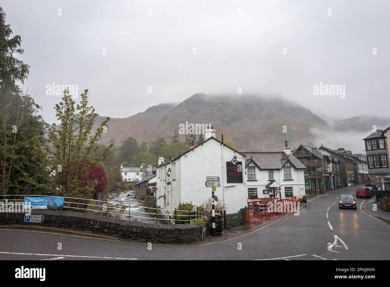 Das Black Bull Inn and Hotel in Coniston, Cumbria an einem regnerischen Tag. Stockfoto