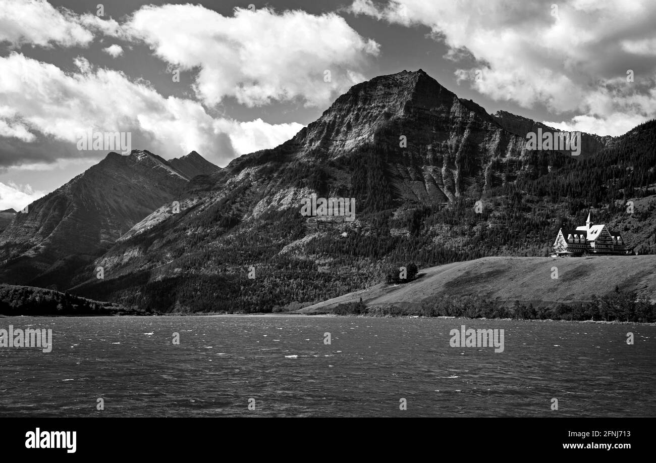 Das Prince of Wales Hotel liegt im Herzen des Waterton Lakes National Park in Alberta, Kanada, auf einer Klippe mit Blick auf den Upper Waterton Lake. Stockfoto