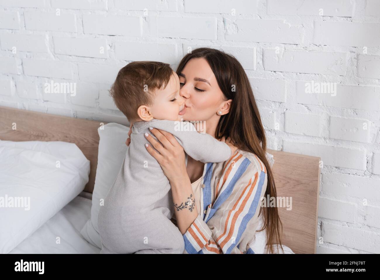 Mutter küsst kind mit zunge