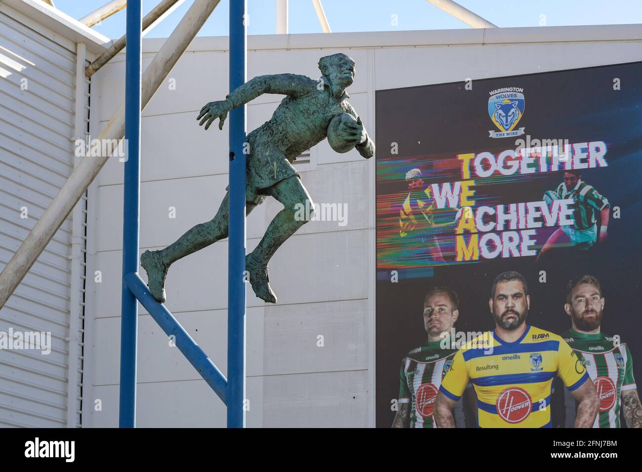 Die Brian Bevan Statue vor dem Halliwell Jones Stadium Stockfoto