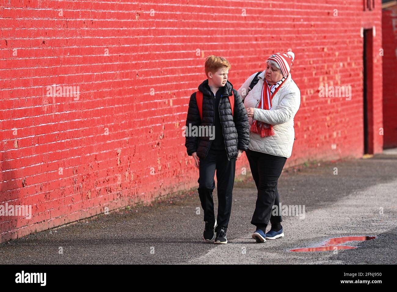 Im Jahr 14 kommen Fans zum ersten Mal nach Oakwell Monate aufgrund der Corona-Pandemie Stockfoto