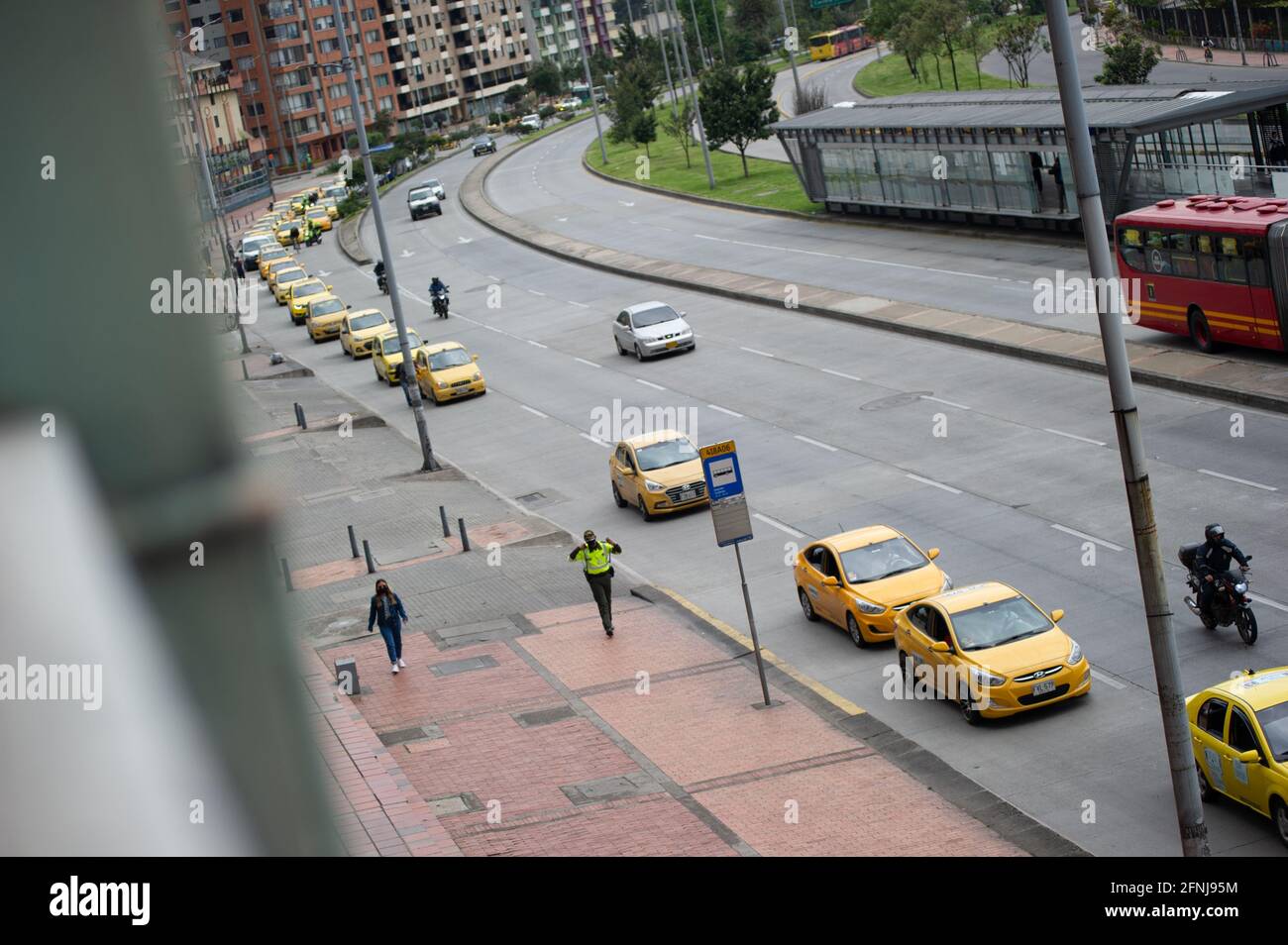 Tausende Taxifahrer in ganz Bogota nehmen am 3. Mai 2021 an einer Demonstration gegen Uber-Apps in Kolumbien Teil, die einen Verlust an Arbeitsplätzen in Bogota, Kolumbien, forderten. Stockfoto