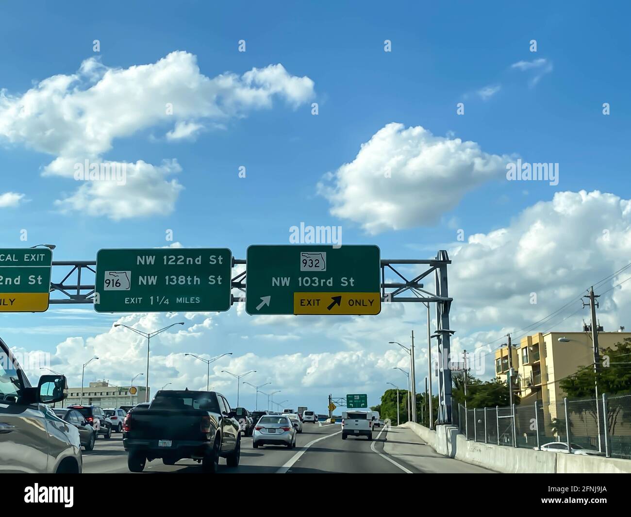 Der Miami Palmetto Express Way, auch bekannt als 826 Express Way, ist von Stoßstange zu Stoßstange befahrend. 103 Straßenschild Ausfahrt nach Hialeah, FL. Stockfoto