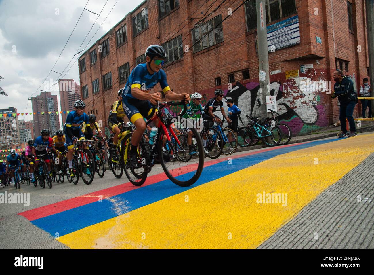 Radfahrer nehmen an der letzten Etappe des Rennens Vuelta a Colombia 2021 in den Straßen von Bogota, Kolumbien, am 25. April 2021 Teil, die der kolumbianische Ziklyst Tito Hernandez gewonnen hat. Stockfoto