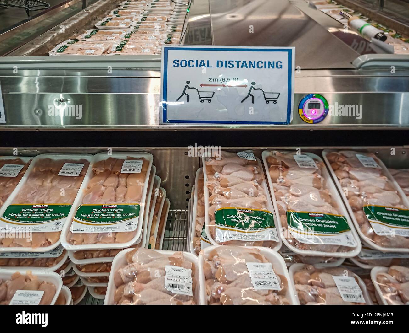 Toronto, Kanada, Mai 2021 - Bekanntmachung der sozialen Distanzierung im Regal der gekühlten Hühnerabteilung eines Supermarkts Stockfoto