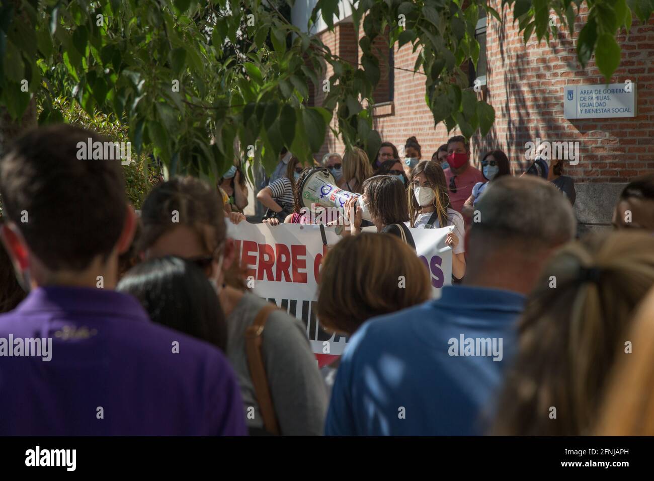 Madrid, Spanien. Mai 2021. Hundert Menschen protestieren gegen die Schließung der einzigen Herberge für Frauen in Madrid vor den Toren des Regierungsbereichs der Sozialdienste des Stadtrates von Madrid. (Foto von Fer Capdepon Arroyo/Pacific Press) Quelle: Pacific Press Media Production Corp./Alamy Live News Stockfoto