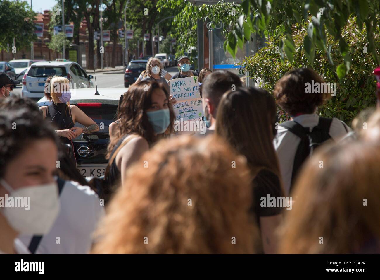 Madrid, Spanien. Mai 2021. Hundert Menschen protestieren gegen die Schließung der einzigen Herberge für Frauen in Madrid vor den Toren des Regierungsbereichs der Sozialdienste des Stadtrates von Madrid. (Foto von Fer Capdepon Arroyo/Pacific Press) Quelle: Pacific Press Media Production Corp./Alamy Live News Stockfoto