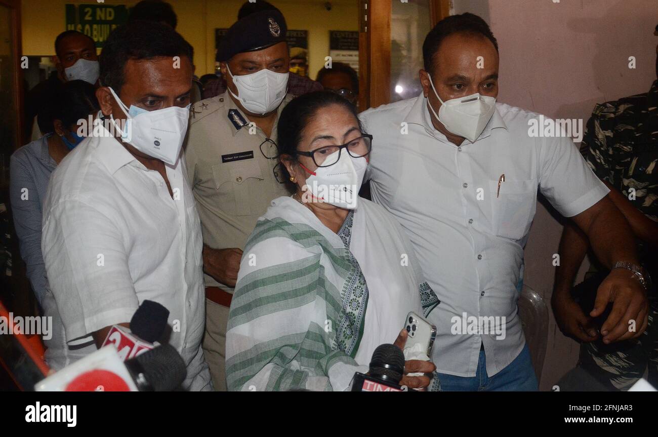 Kalkutta, Indien. Mai 2021. Der Premierminister von Westbengalen und TMC Supremo Mamata Banerjee, der aus dem CBI-Büro herauskam, nachdem TMC-Minister und MLAs im Narada-Betrugsfall am Nizam Place in Kalkata in Indien verhaftet worden waren. (Foto: Sanjay Purkait/Pacific Press) Quelle: Pacific Press Media Production Corp./Alamy Live News Stockfoto