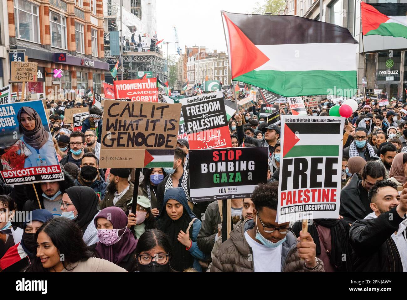 London, Großbritannien. Mai 2021. Pro-palästinensische Demonstranten marschieren in London vom Marble Arch zur israelischen Botschaft gegen die israelische Räumung von Palästinensern Stockfoto