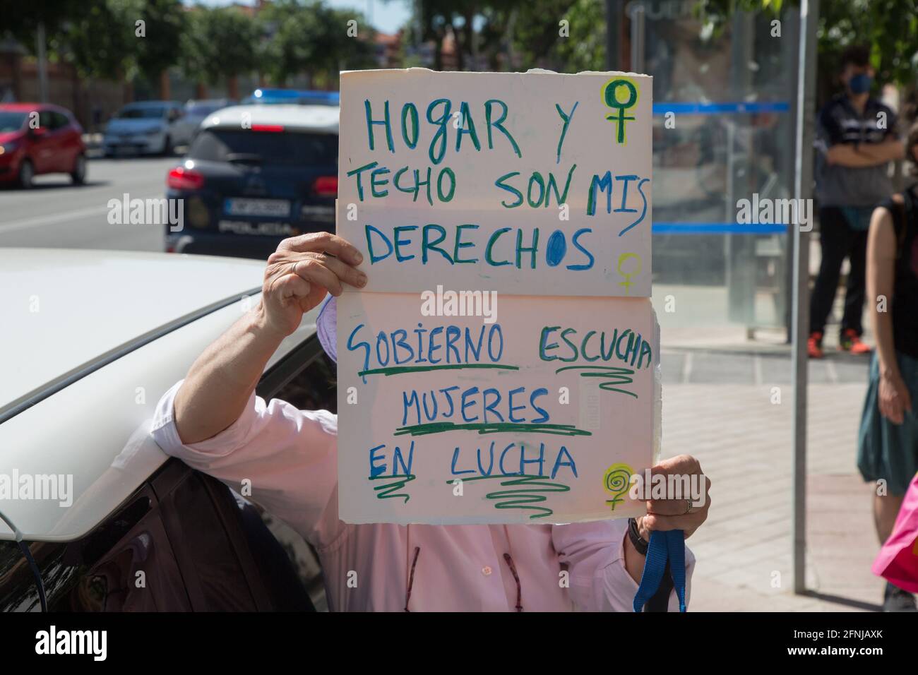 Madrid, Spanien. Mai 2021. Hundert Menschen protestieren gegen die Schließung der einzigen Herberge für Frauen in Madrid vor den Toren des Regierungsbereichs der Sozialdienste des Stadtrates von Madrid. (Foto von Fer Capdepon Arroyo/Pacific Press) Quelle: Pacific Press Media Production Corp./Alamy Live News Stockfoto