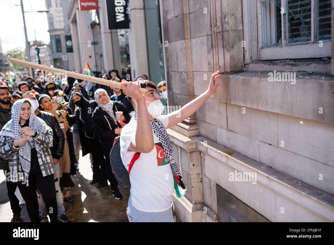 London, Großbritannien. Mai 2021. Pro-palästinensische Demonstranten marschieren in London vom Marble Arch zur israelischen Botschaft gegen die israelische Räumung von Palästinensern Stockfoto