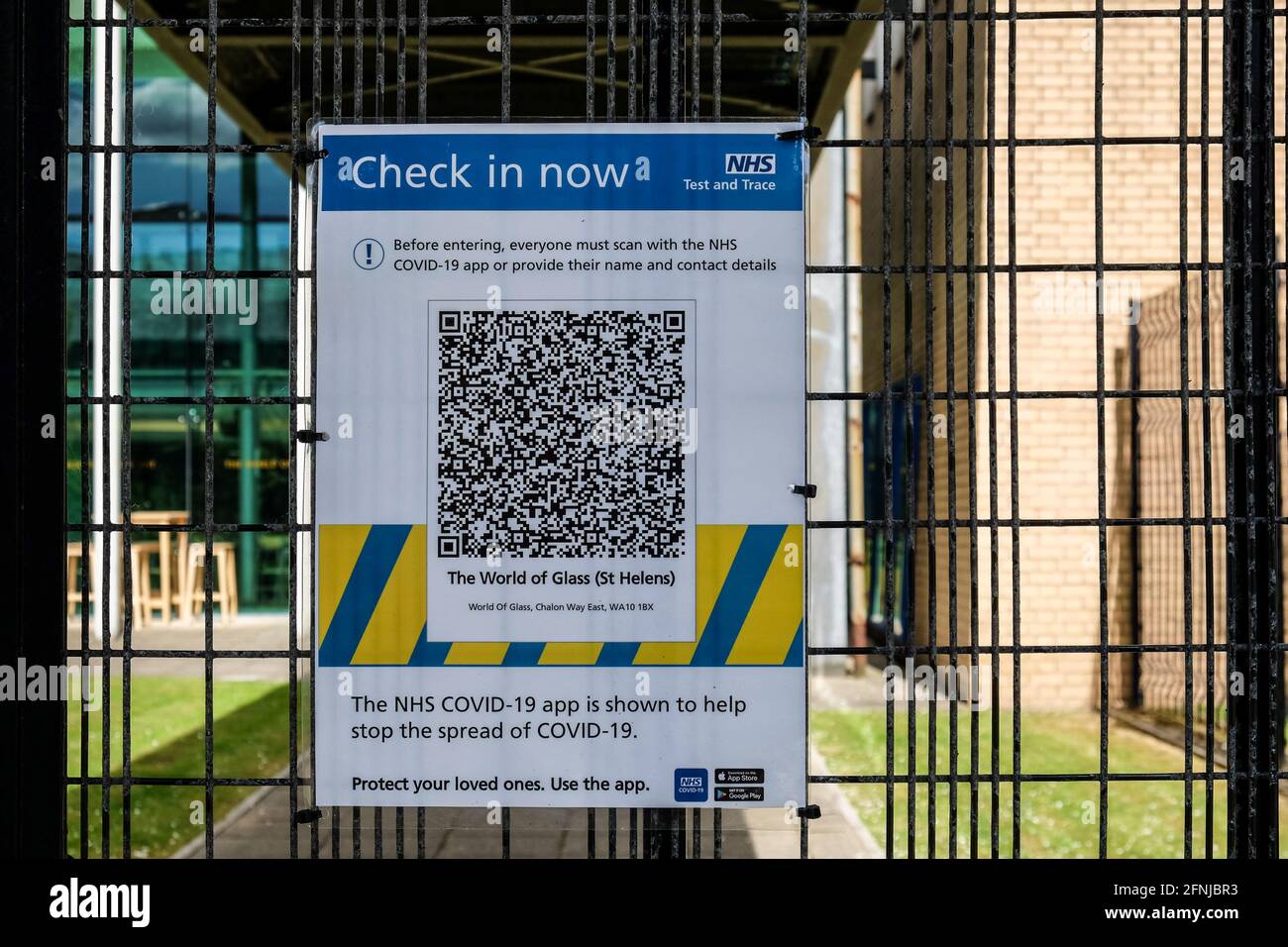 NHS Test and Trace QR-Code im World of Glass Besucherzentrum, St. Helens, Großbritannien. Stockfoto