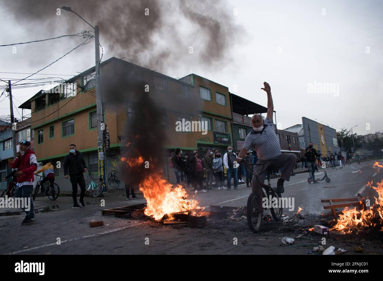 Demonstrationen in Bogotá führen zu Zusammenstößen vor allem gegen die Steuerreform von Präsident Ivan Duque am 30. April 2021 enden die Demonstrationen in Zusammenstößen zwischen Polizei und Demonstranten. Stockfoto