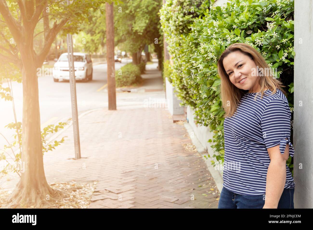 Eine alleinerziehende Frau in ihren 40er Jahren draußen in Savannah, Georgia, im Frühjahr Stockfoto