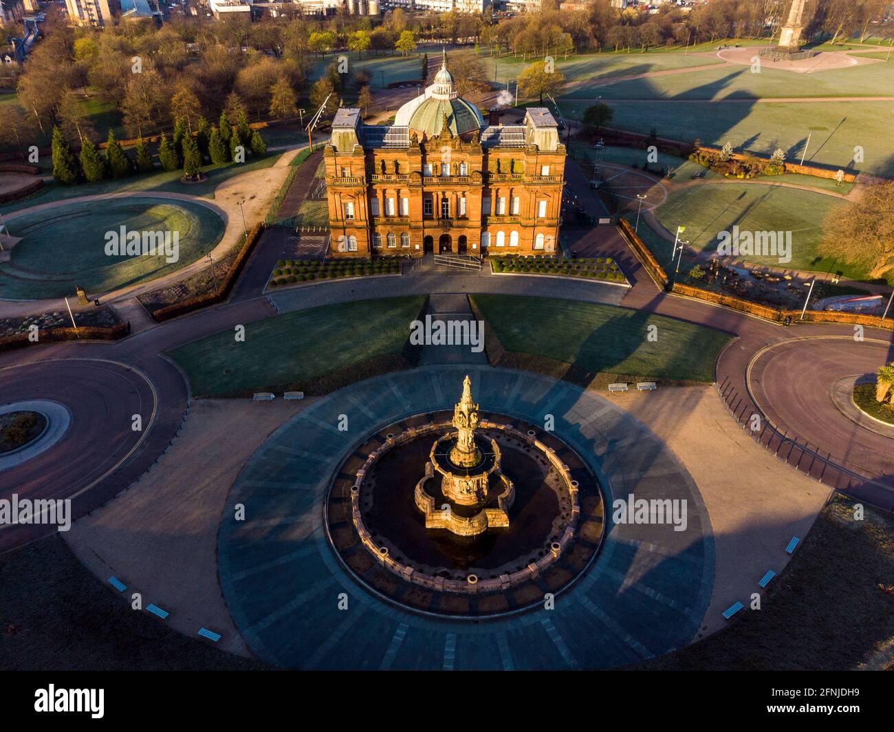 People's Palace & The Doulton Fountain, Glasgow Green, Glasgow, Schottland, Großbritannien Stockfoto