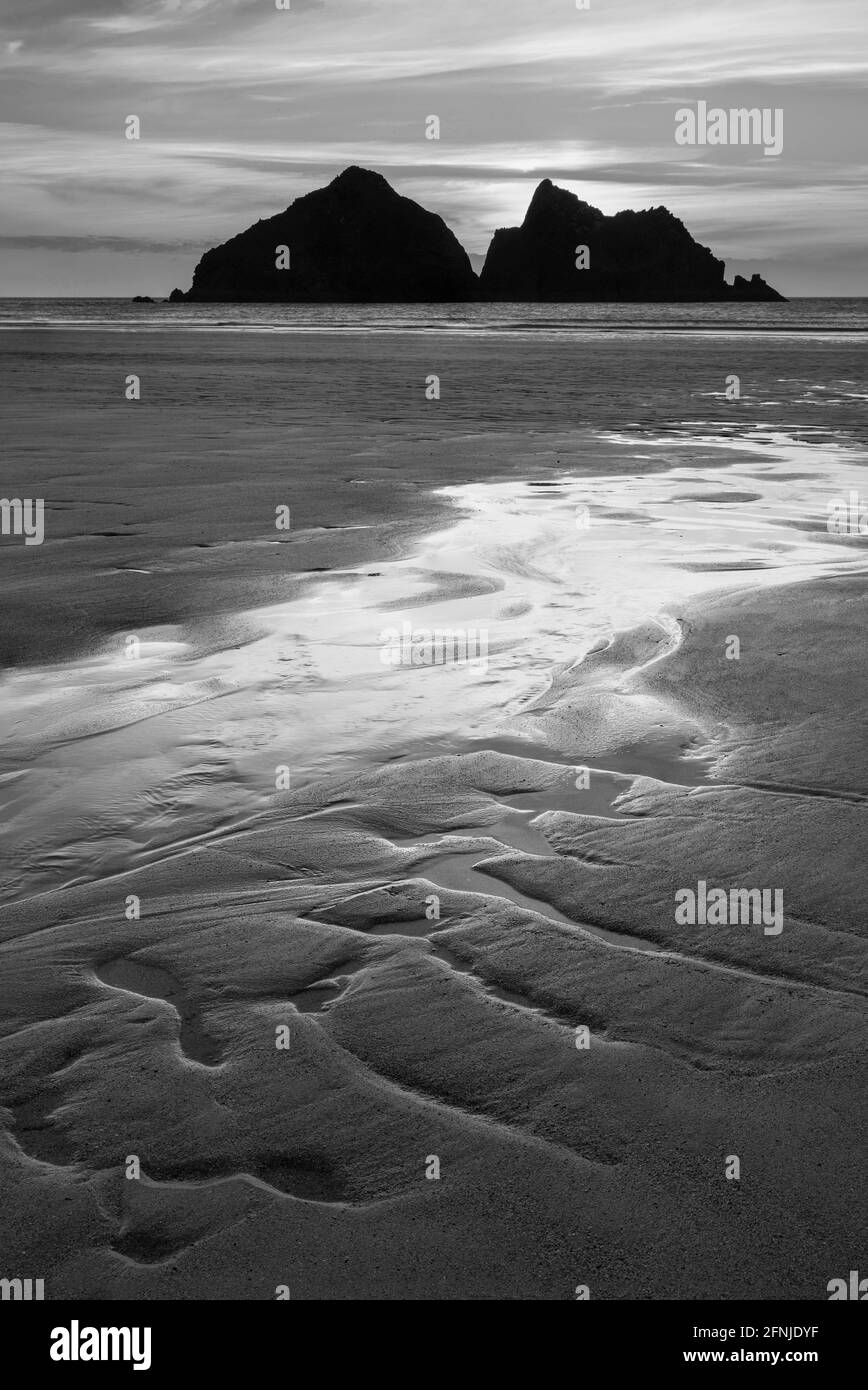 Absolut atemberaubende Landschaftsbilder vom Holywell Bay Beach in Cornwall Großbritannien während des goldenen Hojur-Sonnenuntergangs im Frühling Stockfoto