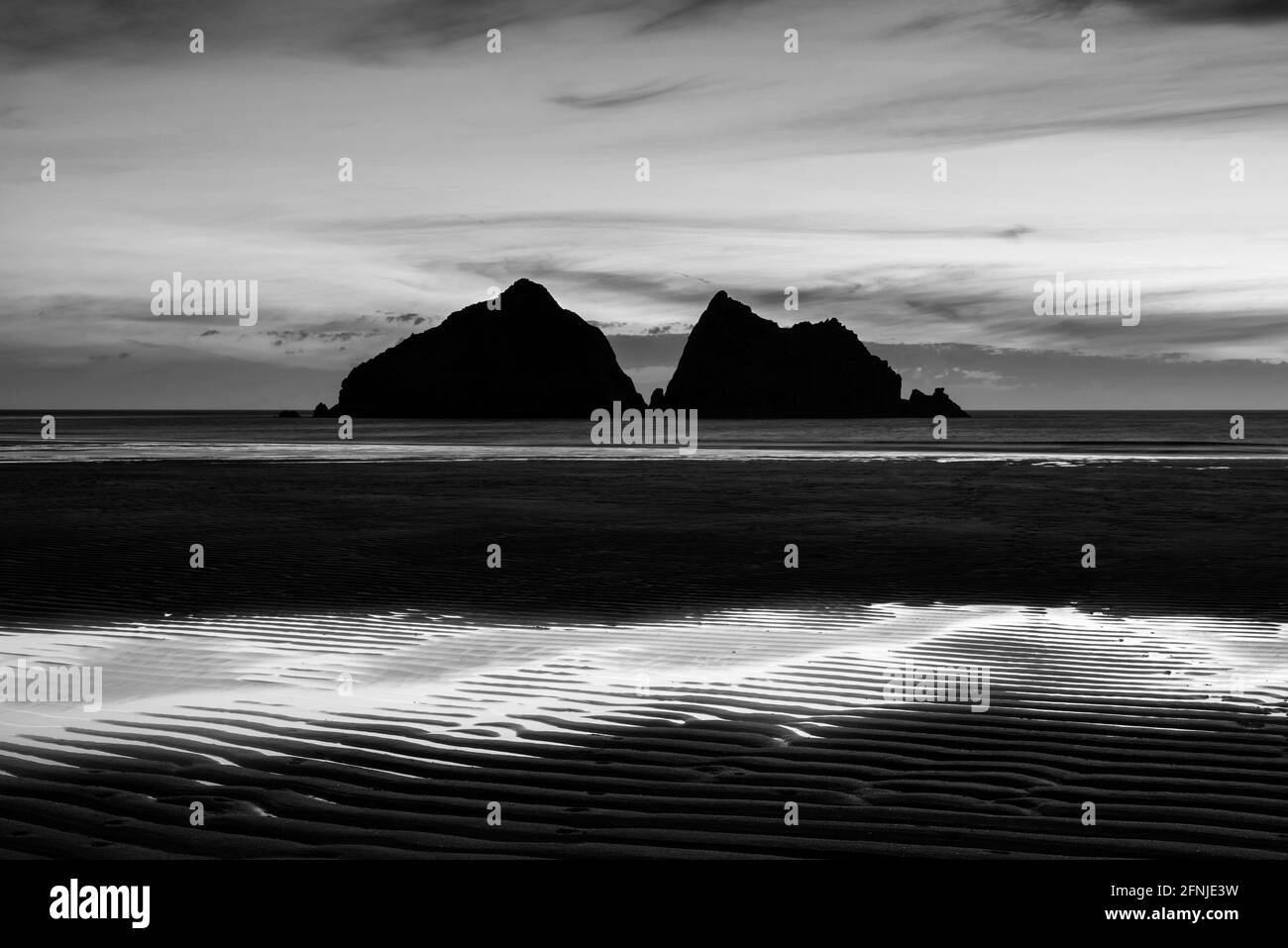 Absolut atemberaubende Landschaftsbilder vom Holywell Bay Beach in Cornwall Großbritannien während des goldenen Hojur-Sonnenuntergangs im Frühling Stockfoto
