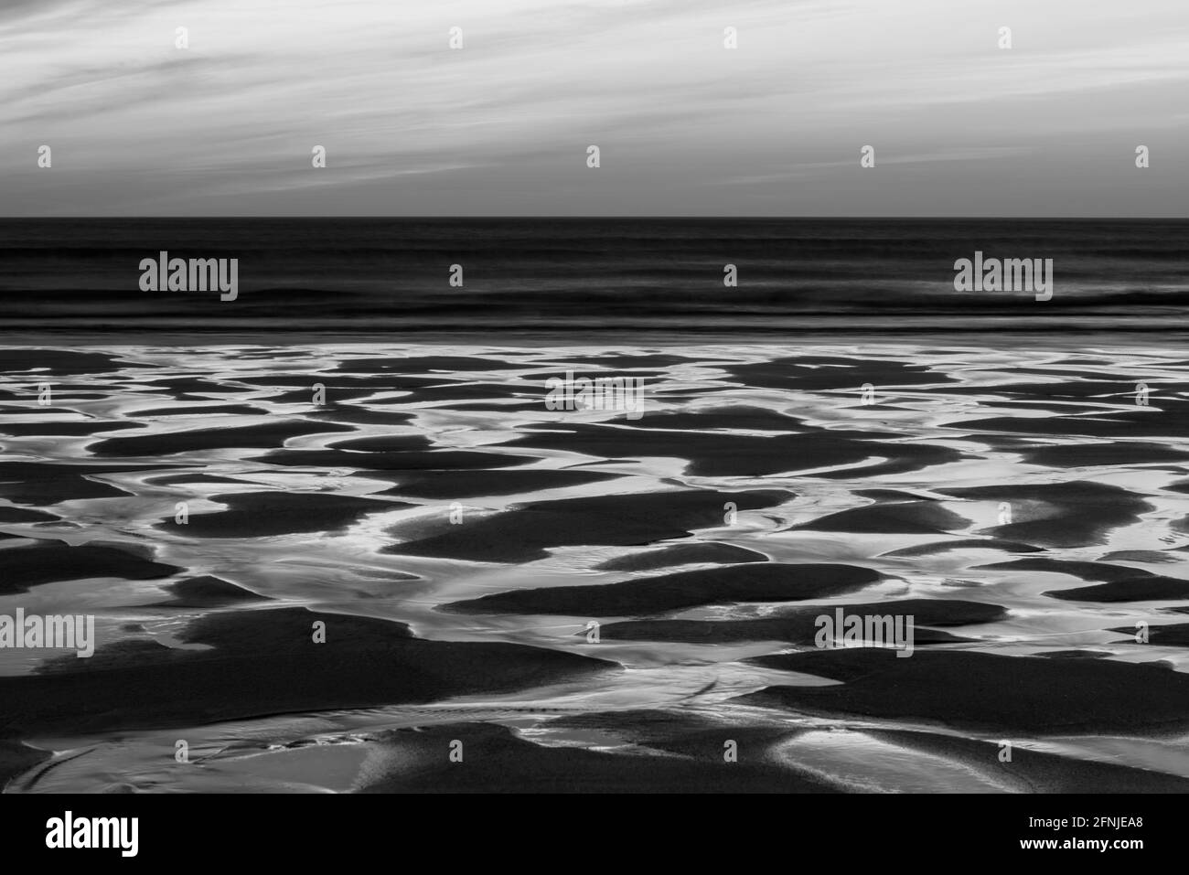 Absolut atemberaubende Landschaftsbilder vom Holywell Bay Beach in Cornwall Großbritannien während des goldenen Hojur-Sonnenuntergangs im Frühling Stockfoto