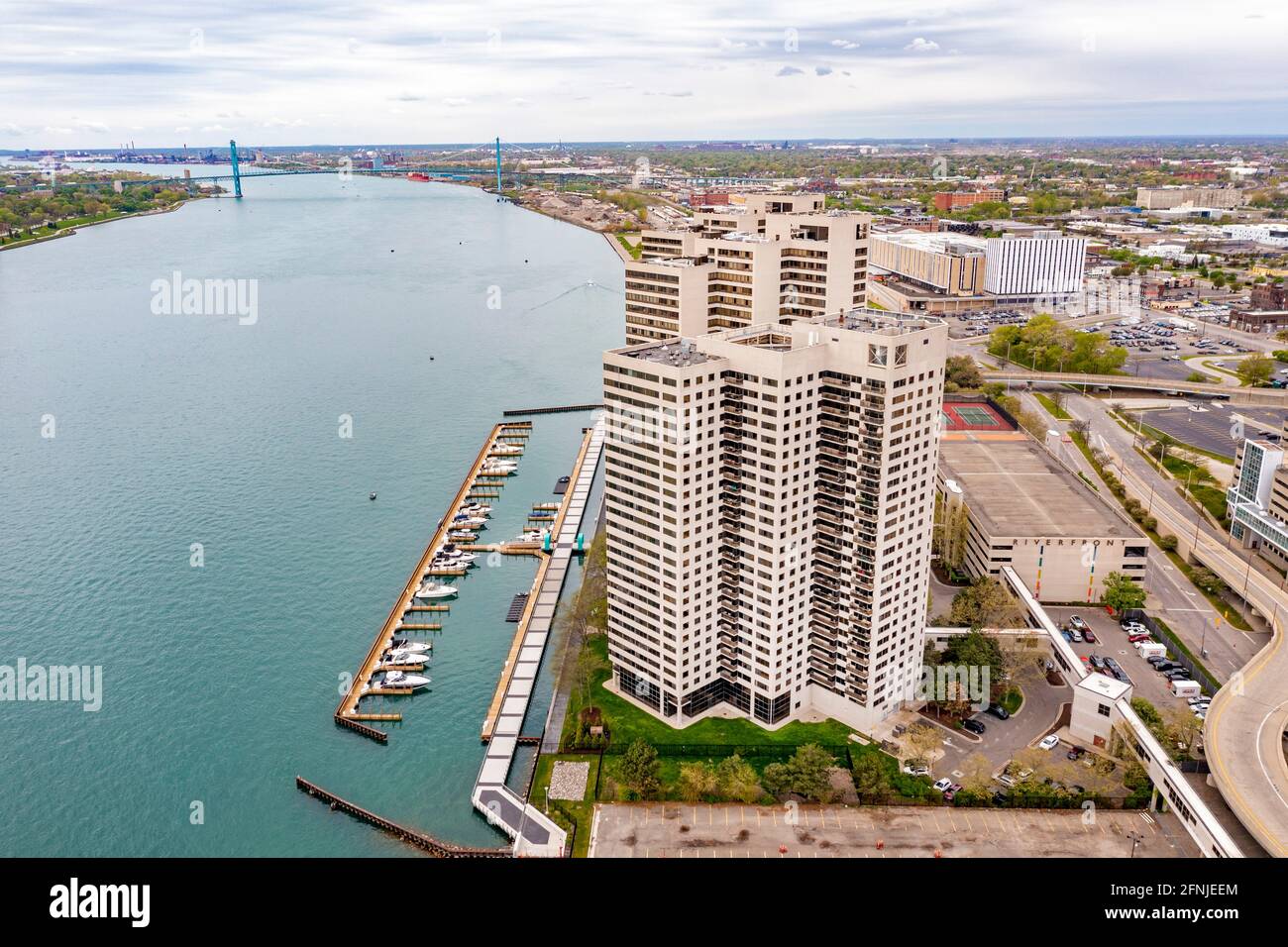 Detroit, Michigan - Riverfront Towers, ein luxuriöser Apartment- und Kondominium-Komplex am Detroit River in der Nähe der Innenstadt. Stockfoto