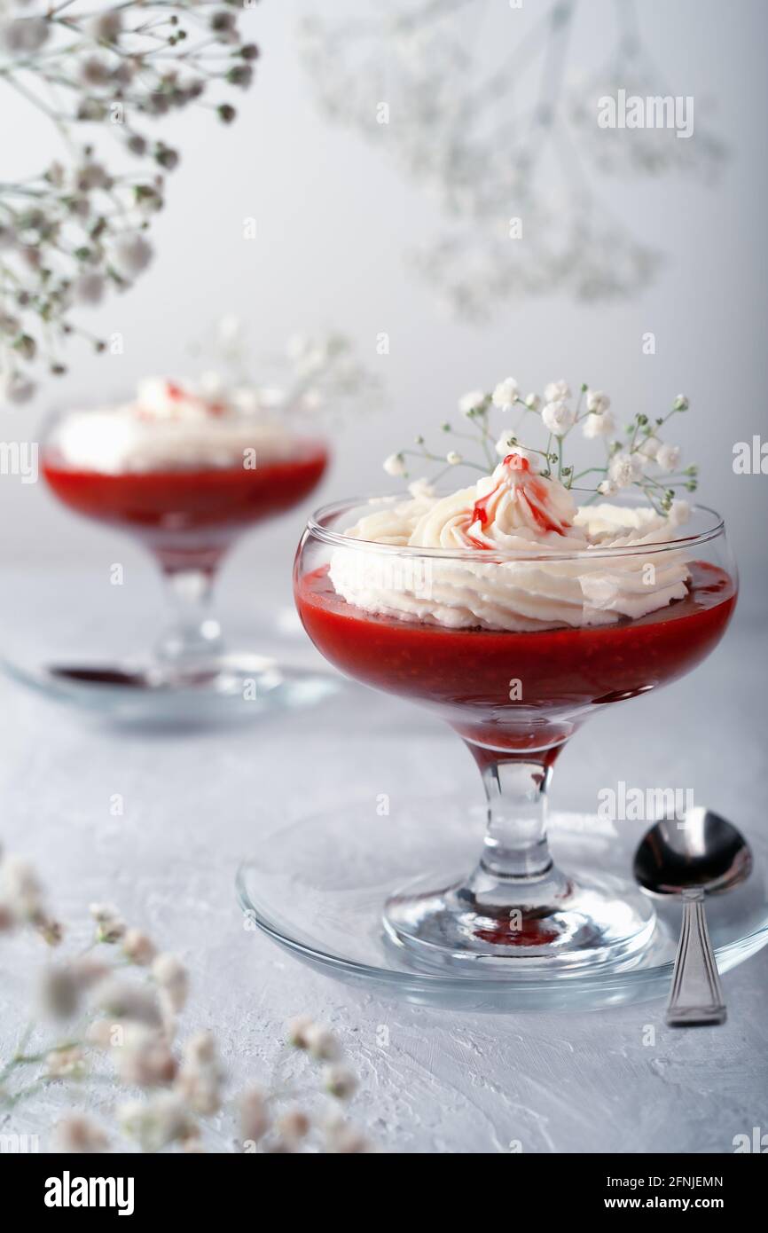 Himbeer-Erdbeer-Dessert mit Käsecreme in verrin auf einem Grau Hintergrund Stockfoto
