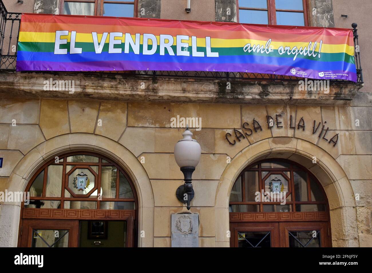 Vendrell, Tarragona, Spanien. Mai 2021. Die LGBT-Flagge hängt an der Fassade des Rathauses von Vendrell Spanien zur Unterstützung der IDAHOBIT-Gemeinschaft.am 17. Mai ist der Tag gegen Homophobie, Transphobia und Biophobia, IDAHOBIT-Gemeinschaft. Der stadtrat von El Vendrell in Spanien setzt Flaggen des LGBT-Stolzes auf die façade von Regierungsgebäuden und bemalt auf Straßensitzen mit der Flagge des Transgender-Stolzes. Quelle: Ramon Costa/SOPA Images/ZUMA Wire/Alamy Live News Stockfoto