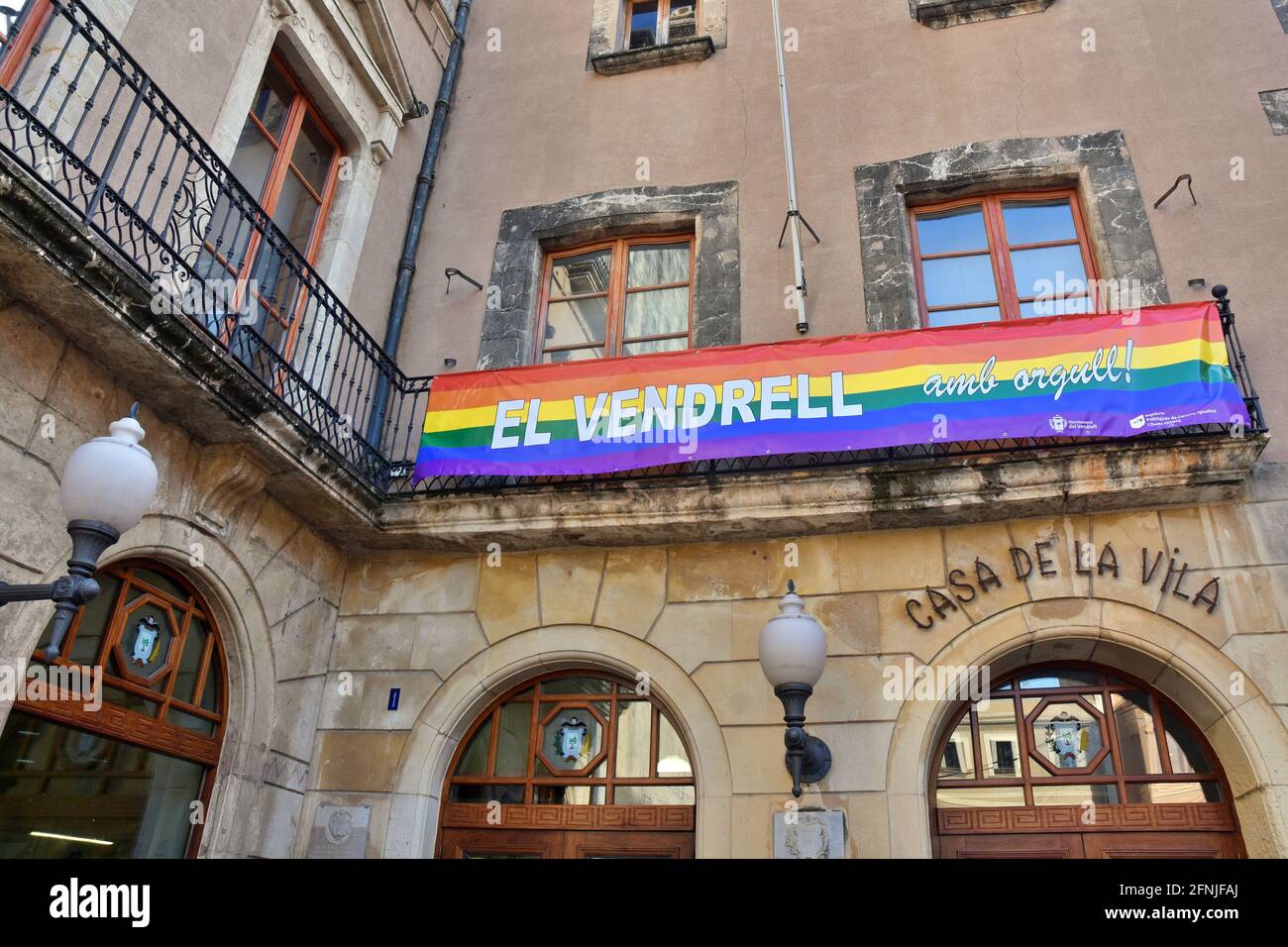 Vendrell, Tarragona, Spanien. Mai 2021. Die LGBT-Flagge hängt an der Fassade des Rathauses von Vendrell Spanien zur Unterstützung der IDAHOBIT-Gemeinschaft.am 17. Mai ist der Tag gegen Homophobie, Transphobia und Biophobia, IDAHOBIT-Gemeinschaft. Der stadtrat von El Vendrell in Spanien setzt Flaggen des LGBT-Stolzes auf die façade von Regierungsgebäuden und bemalt auf Straßensitzen mit der Flagge des Transgender-Stolzes. Quelle: Ramon Costa/SOPA Images/ZUMA Wire/Alamy Live News Stockfoto