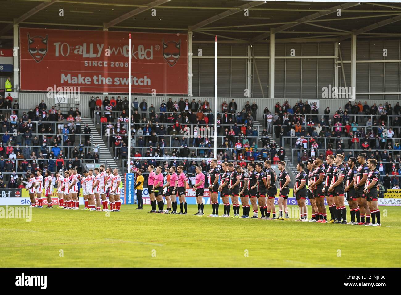 St. Helens und Salford Red Devils halten am 5/17/2021 eine Schweigeminute für die Fans ab, die während der Pandemie von Covid 19 in traurigerweise ihr Leben verloren haben. (Foto von Craig Thomas/News Images/Sipa USA) Quelle: SIPA USA/Alamy Live News Stockfoto