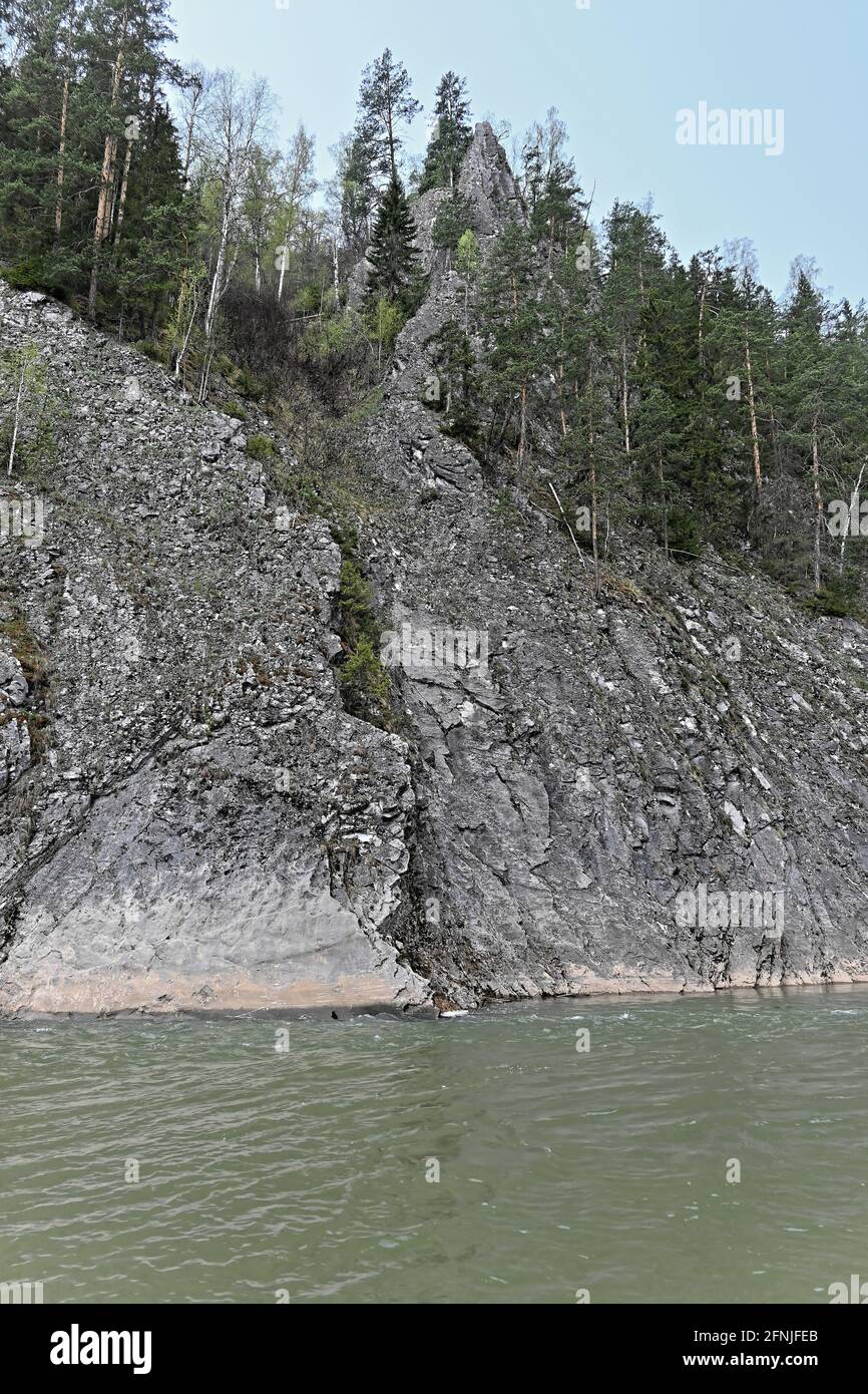 Felsen am Ufer des Zilim. Frühling im Naturpark Zilim, Republik Baschkortostan, Russland. Stockfoto