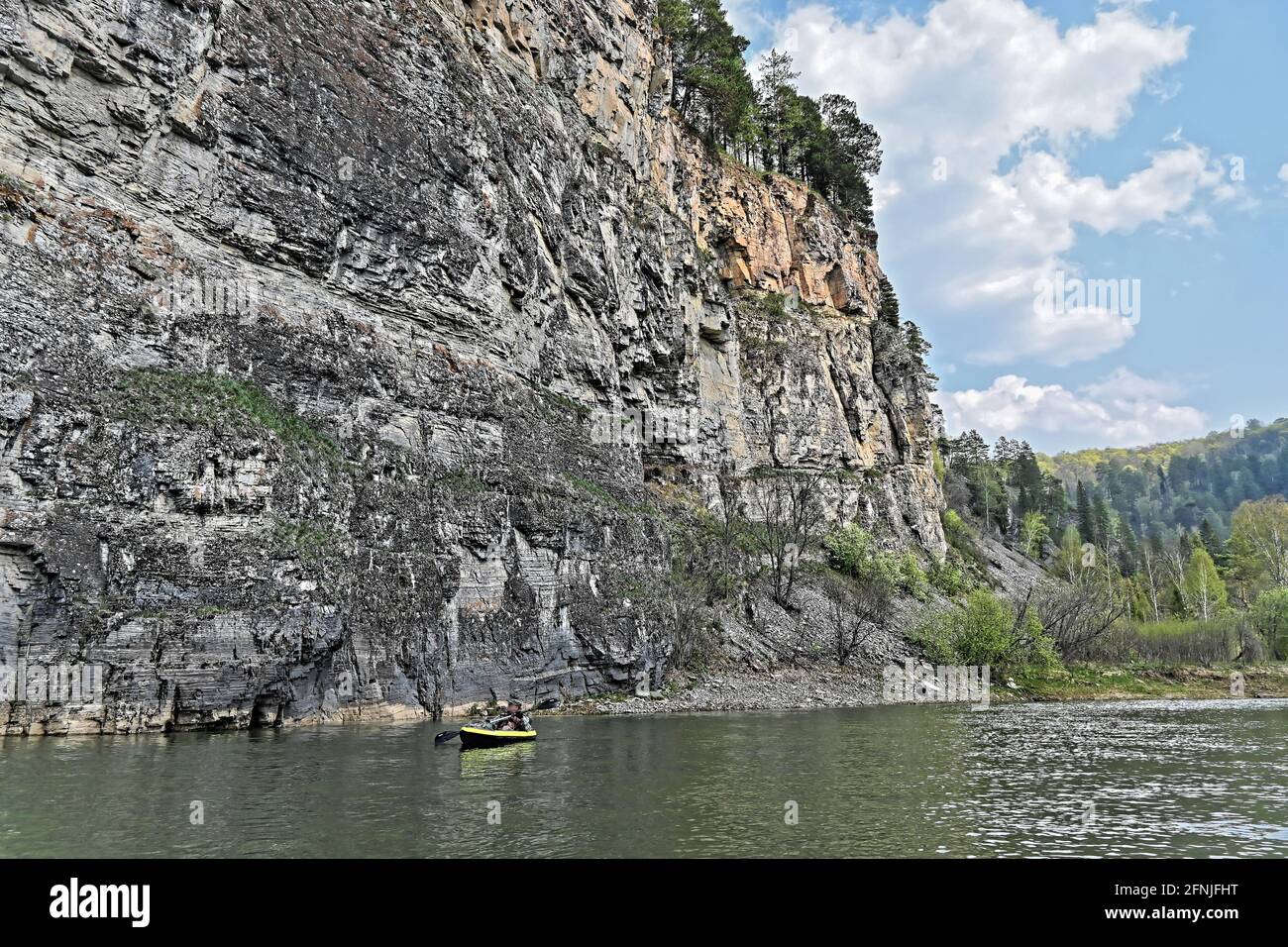 Felsen am Ufer des Zilim. Frühling im Naturpark Zilim, Republik Baschkortostan, Russland. Stockfoto