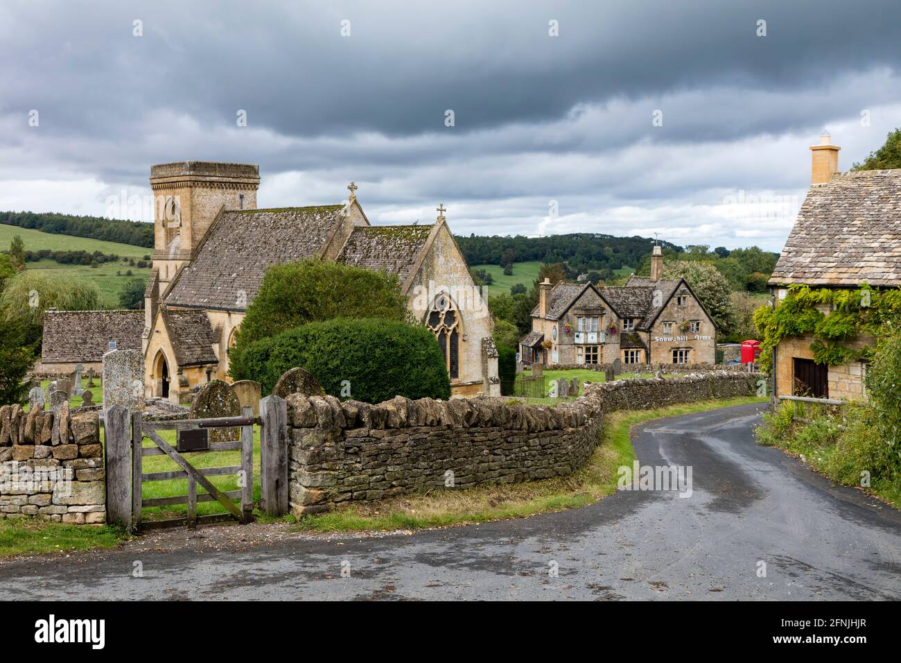 Saint Barnabas Church und Cotswolds Stadt Snowshill, Gloucestershire, England, Großbritannien Stockfoto