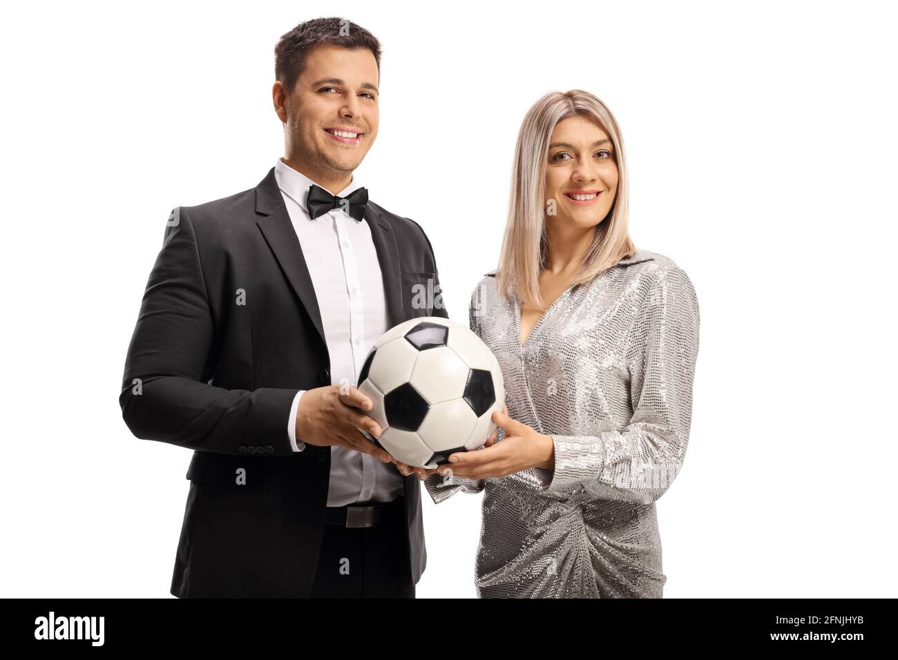 Eleganter junger Mann und Frau, die einen Fußball isoliert halten Auf weißem Hintergrund Stockfoto
