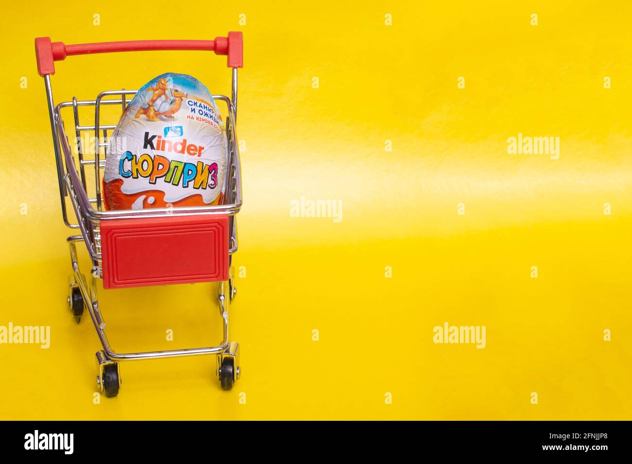 WEISSRUSSLAND, NOVOPOLOTSK -16. MAI 2021: Kinder Überraschung im Warenkorb, Kopierraum Stockfoto