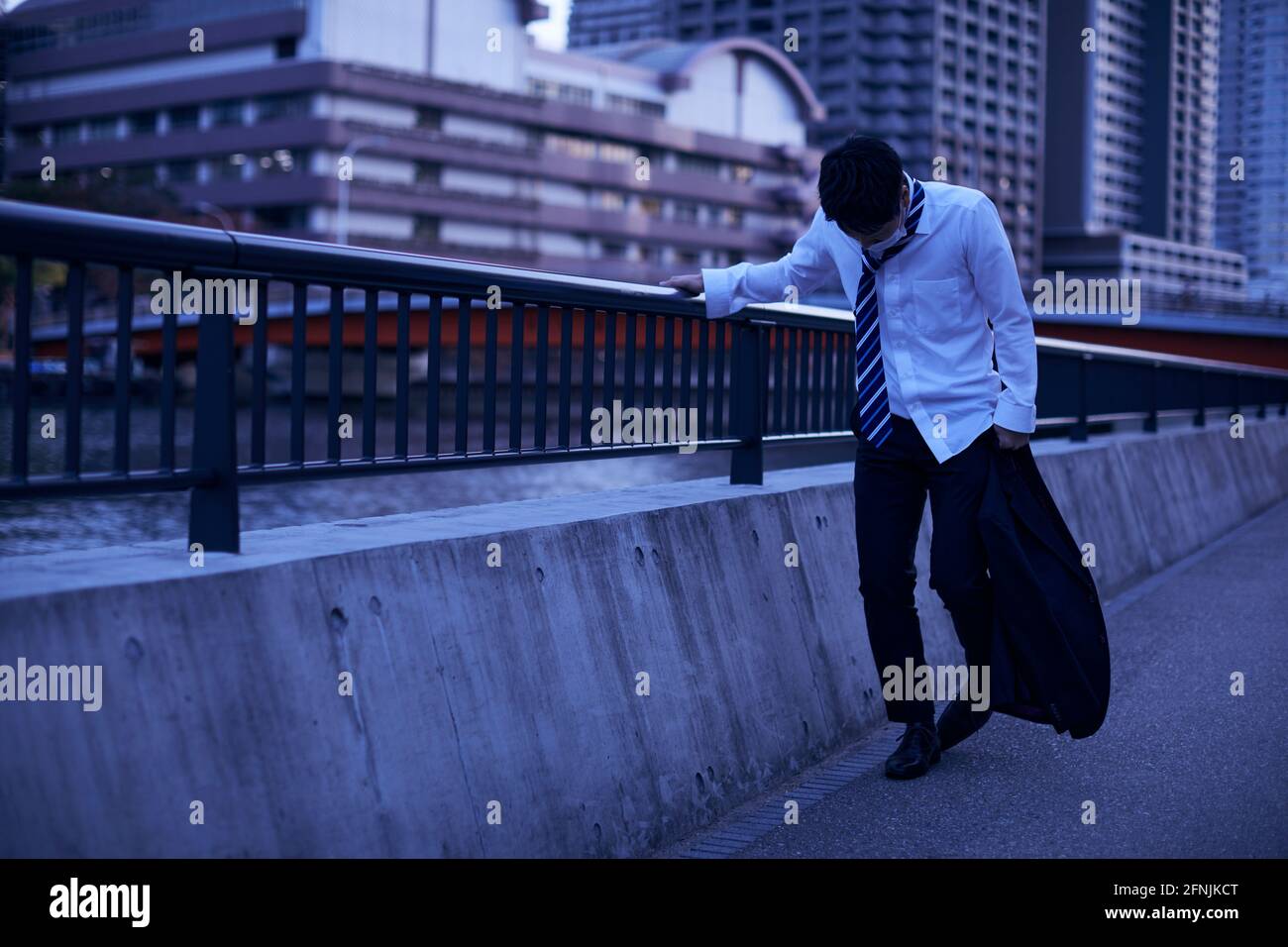 Betrunkener japanischer Salaryman in Tokio Stockfoto