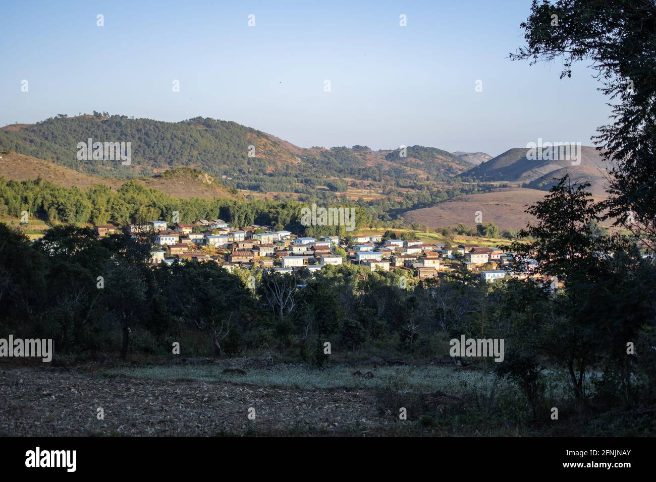 Ein kleines Bauerndorf in einem Tal zwischen Kalaw und Inle Lake, Shan-Staat in der Abendsonne in Myanmar Stockfoto