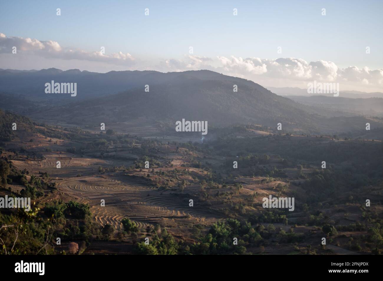 Aussichtspunkt mit Blick auf eine wunderschöne Tallandschaft mit terrassenförmig angelegten Reisfeldern Farmland in der Abendsonne zwischen Kalaw und Inle Lake, Shan stat Stockfoto