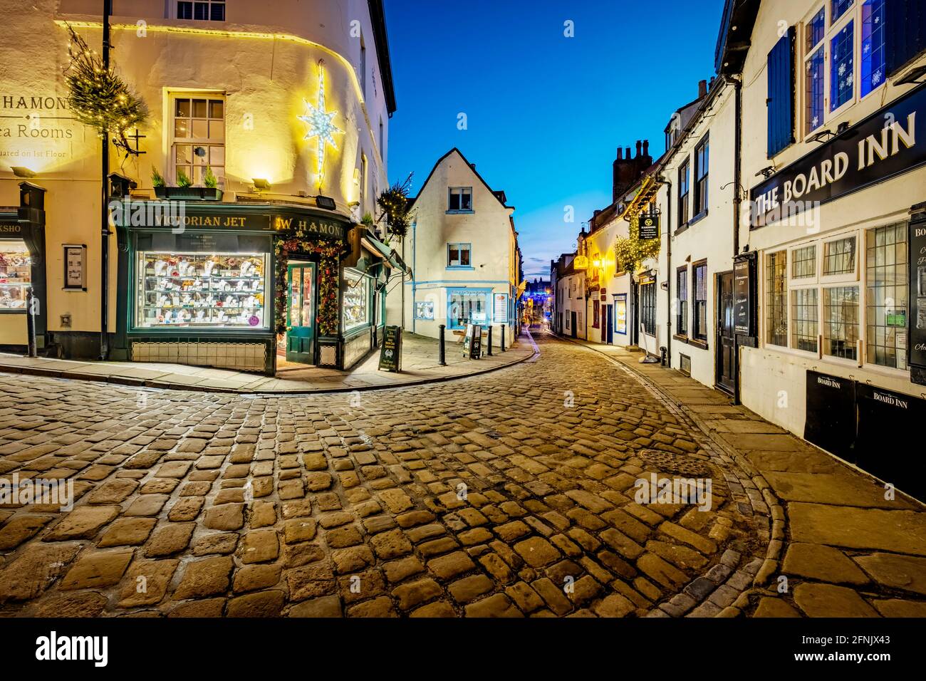 Weihnachtsschmuck auf der Church Street, Whitby, North Yorkshire Stockfoto