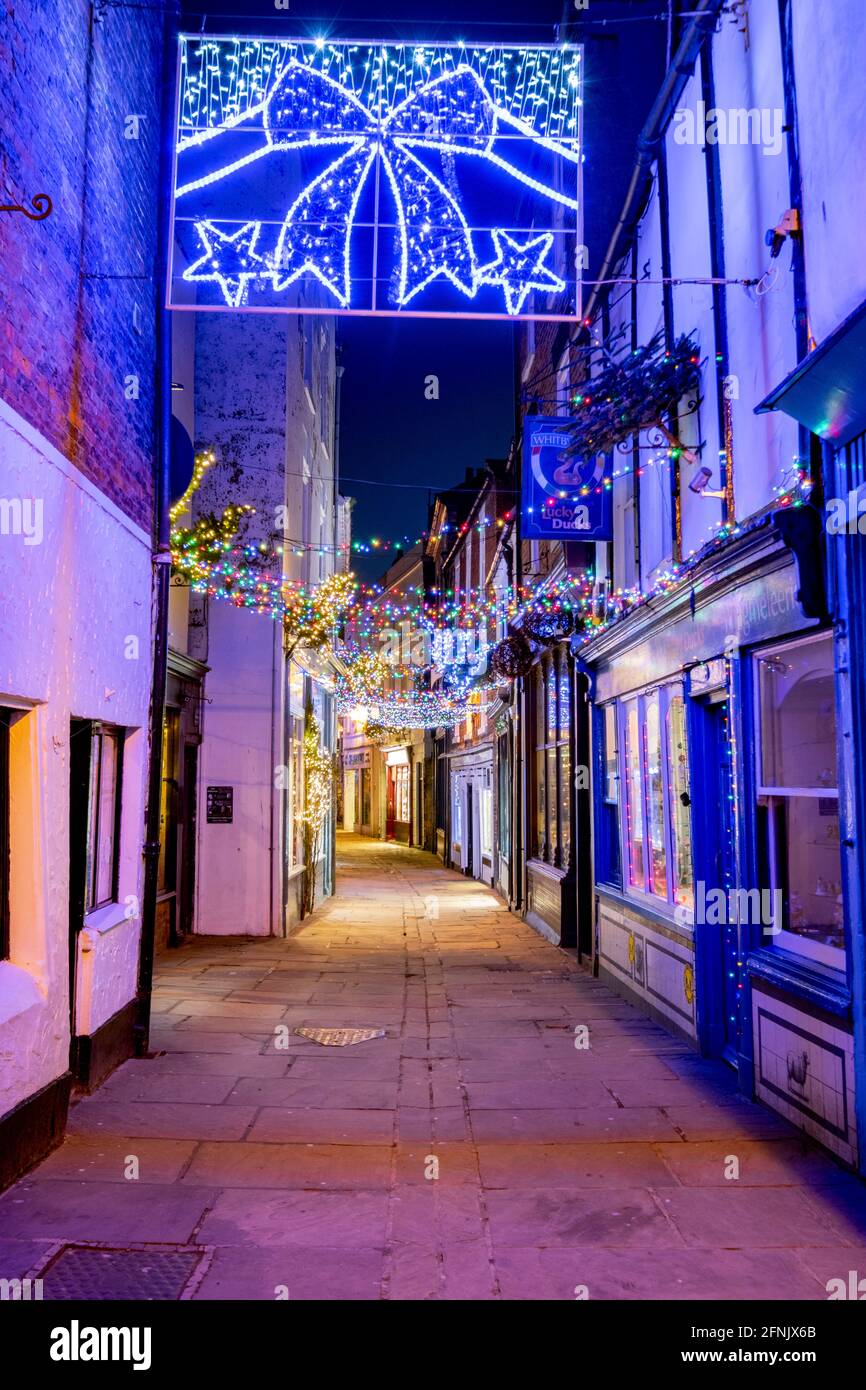 Weihnachtsbeleuchtung in der Sandgate Street, Whitby, North Yorkshire Stockfoto