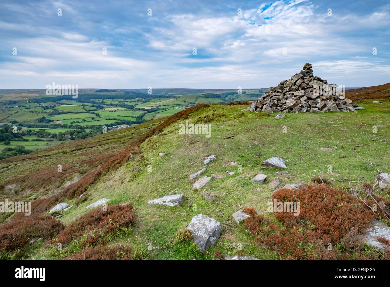 Ein Steinhaufen, bekannt als Cairn oberhalb der Rosedale Abbey in den North York Moors, North Yorkshire Stockfoto