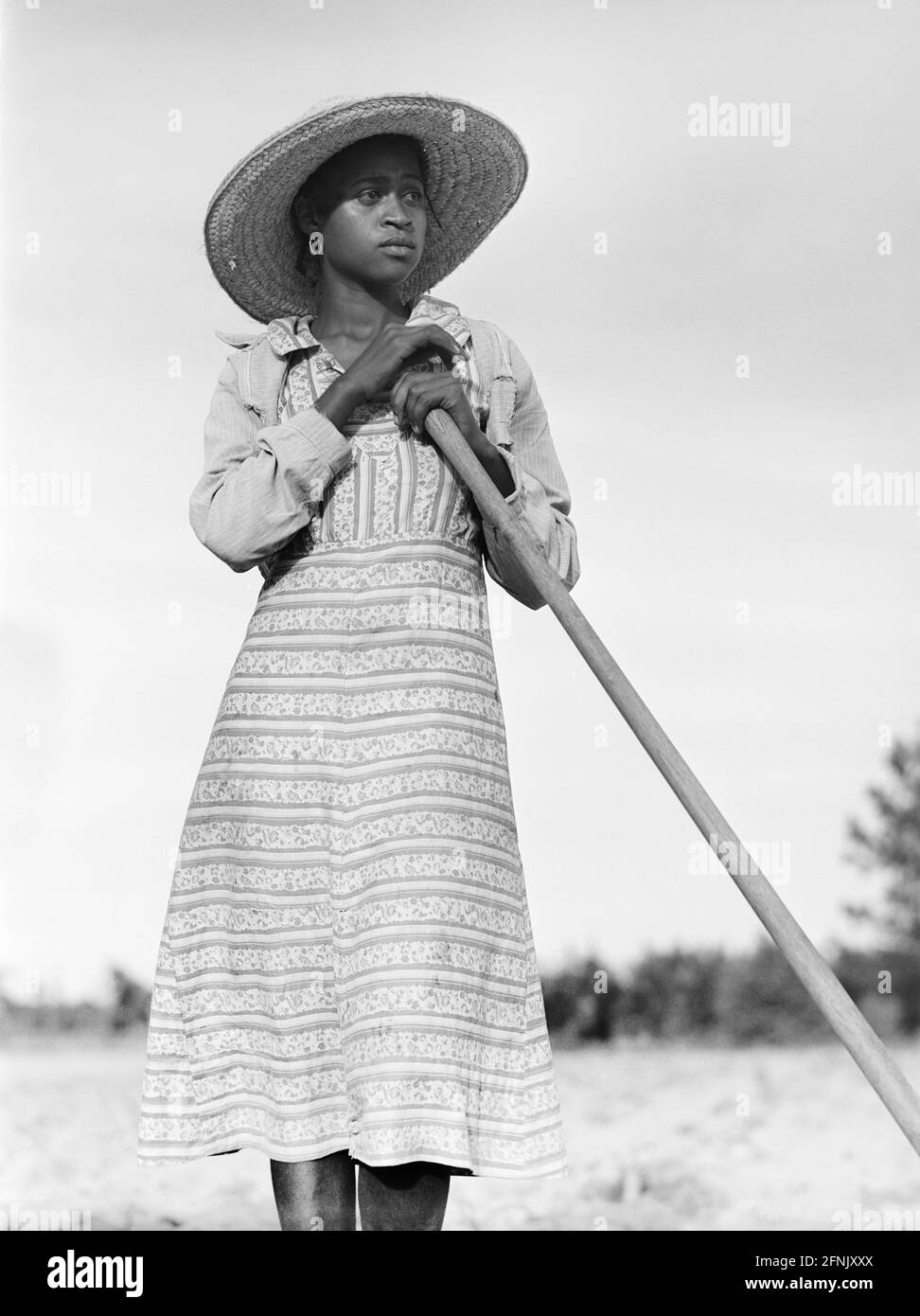 Mrs. LeRoy Dunn, Tenant Farmer, Dreiviertelporträt im Feld, in der Nähe von White Plains, Georgia, USA, Jack Delano, U.S. Farm Security Administration, Juni 1941 Stockfoto