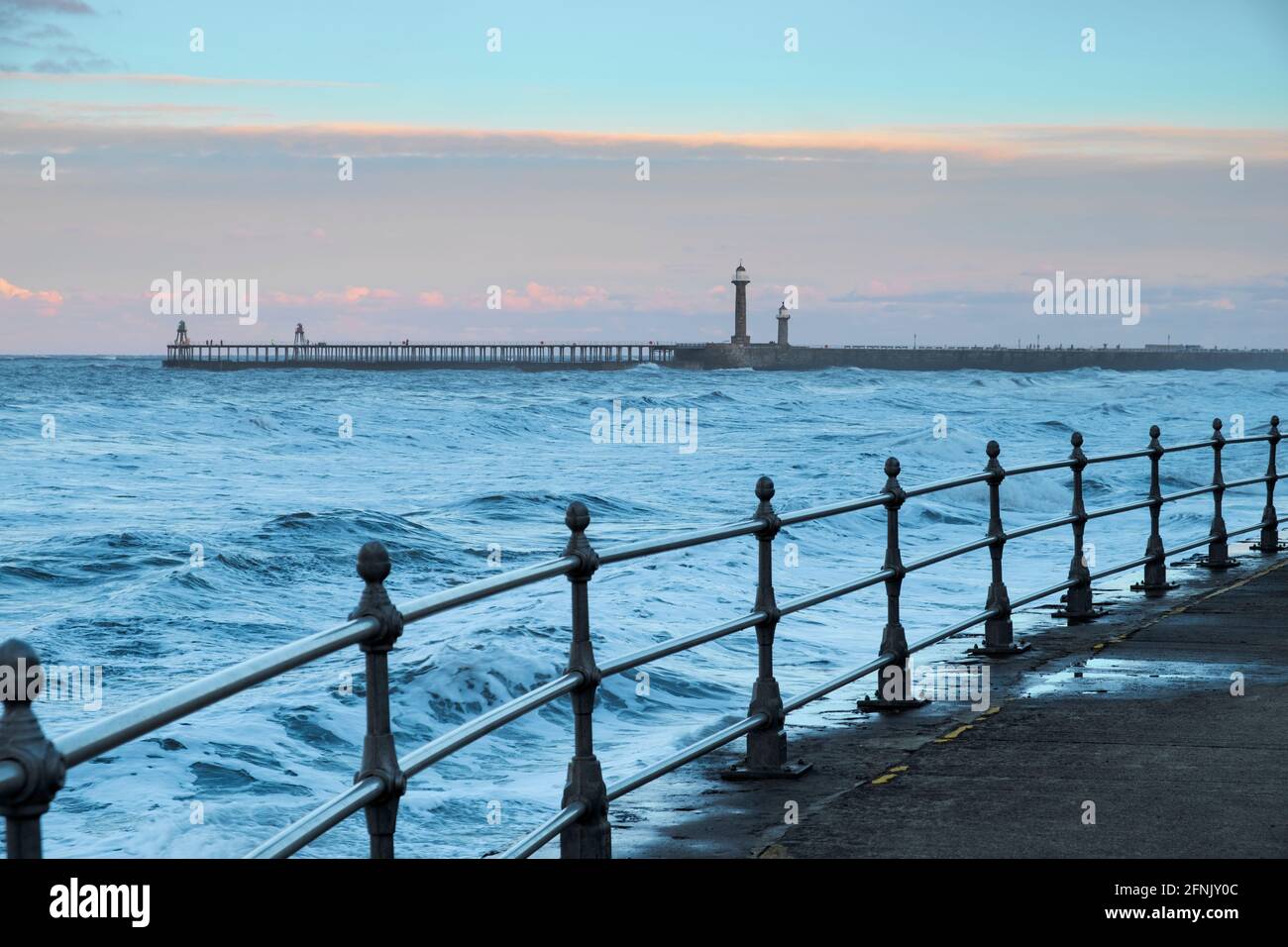 Am Abend blickte man auf den Pier in Whitby, North Yorkshire. Stockfoto