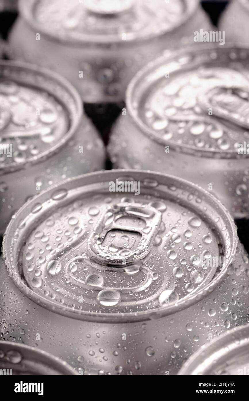 Dosen für kalte Getränke mit Kondensation Stockfoto