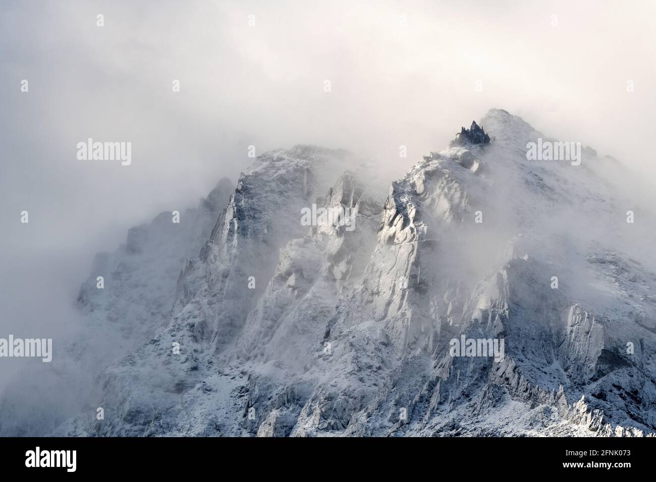Mount Judah in einem Schneesturm, gesehen von Glenorchy, Neuseeland Stockfoto