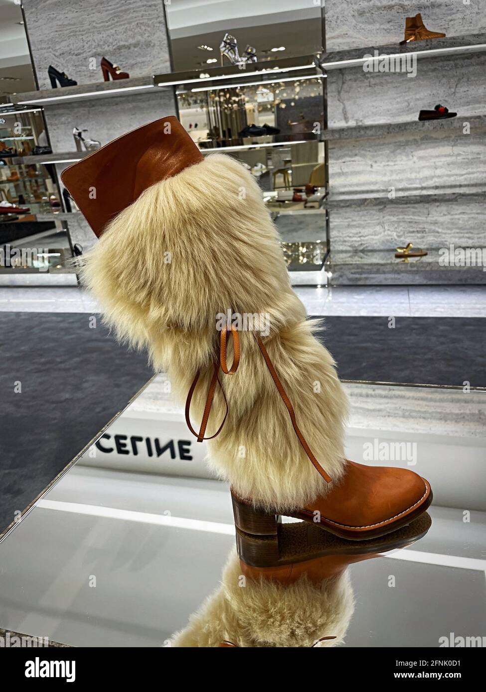 Celine Designer Schuhe im Saks Fifth Avenue Flagship Store in New York City, USA Stockfoto