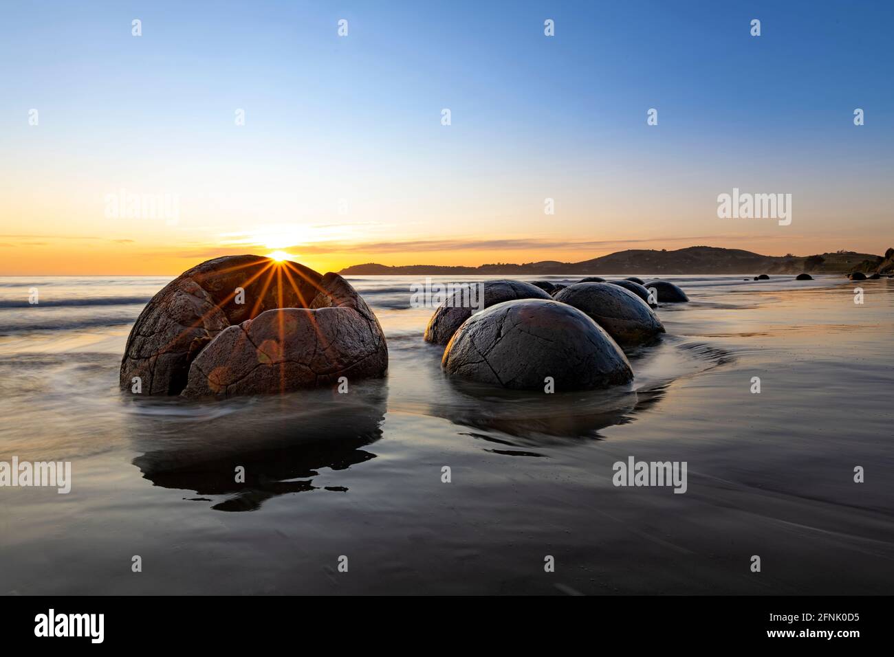 Moeraki-Felsbrocken bei Sonnenaufgang Stockfoto