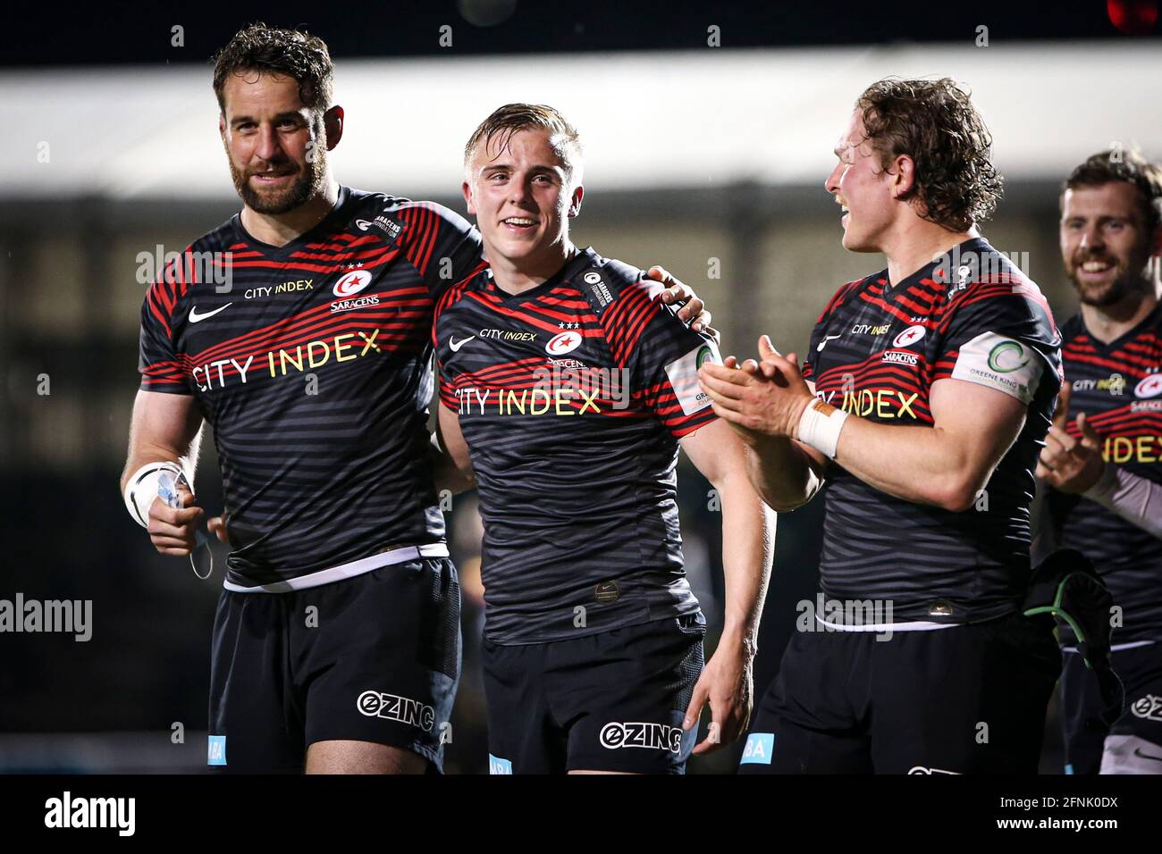 LONDON, GROSSBRITANNIEN. 17. MAI Saracens-Spieler bedanken sich bei den zurückkehrenden Fans während des Greene King IPA-Meisterschaftsspiels zwischen Saracens und Ampthill & District am Montag, 17. Mai 2021 im Allianz Park, London. (Quelle: Tom West) Quelle: MI News & Sport /Alamy Live News Stockfoto