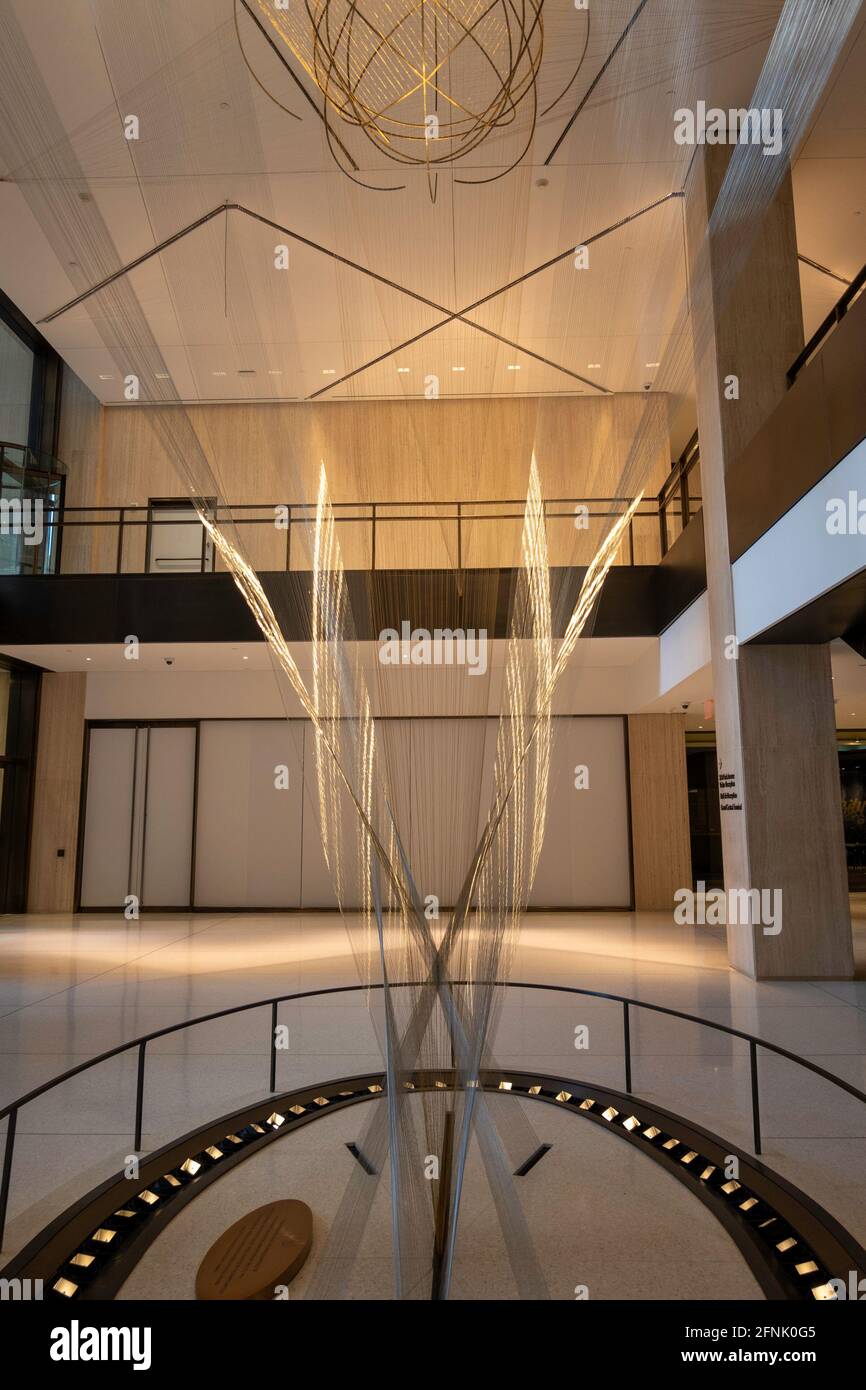 „Flug“-Drahtskulptur von Richard Lippold im ehemaligen Pan am Building, 200 Park Avenue, jetzt MetLife Building, New York City, USA Stockfoto