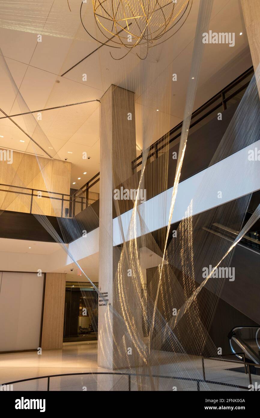 „Flug“-Drahtskulptur von Richard Lippold im ehemaligen Pan am Building, 200 Park Avenue, jetzt MetLife Building, New York City, USA Stockfoto