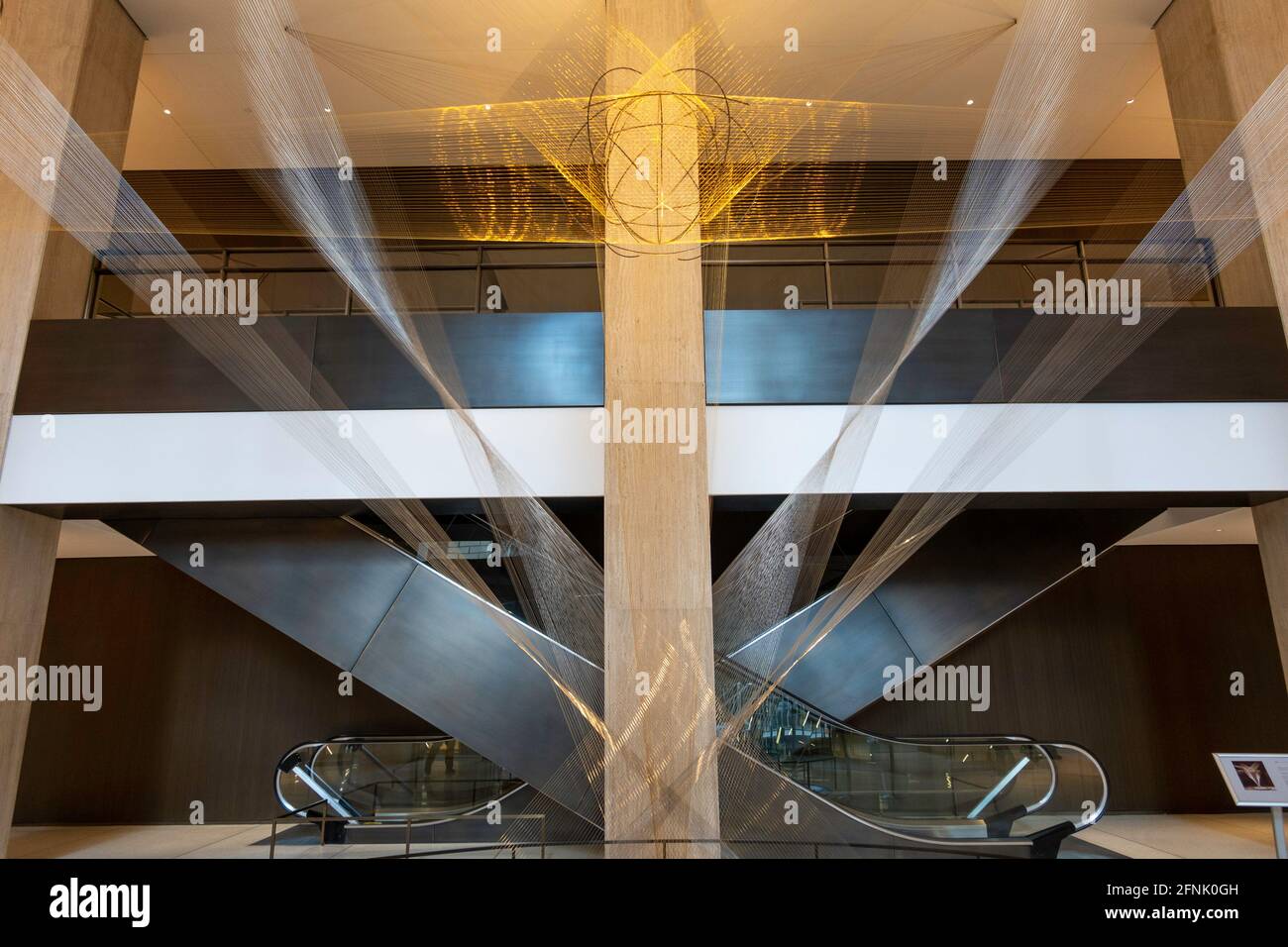 „Flug“-Drahtskulptur von Richard Lippold im ehemaligen Pan am Building, 200 Park Avenue, jetzt MetLife Building, New York City, USA Stockfoto